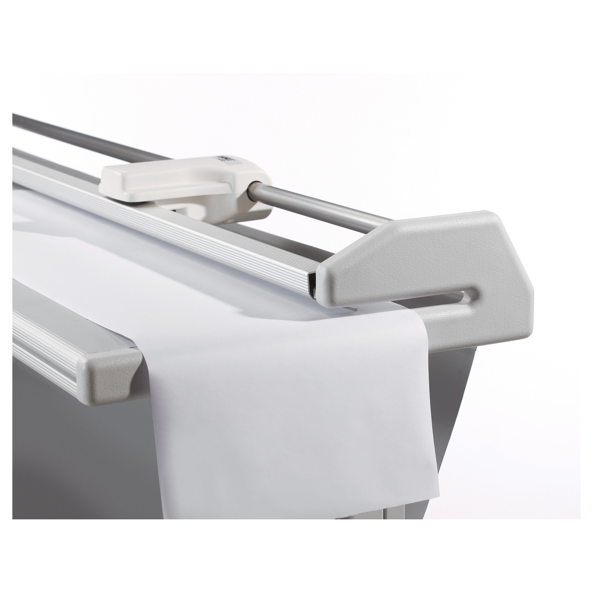 Un support en cours de coupe sur la coupeuse de plans Dahle 450.