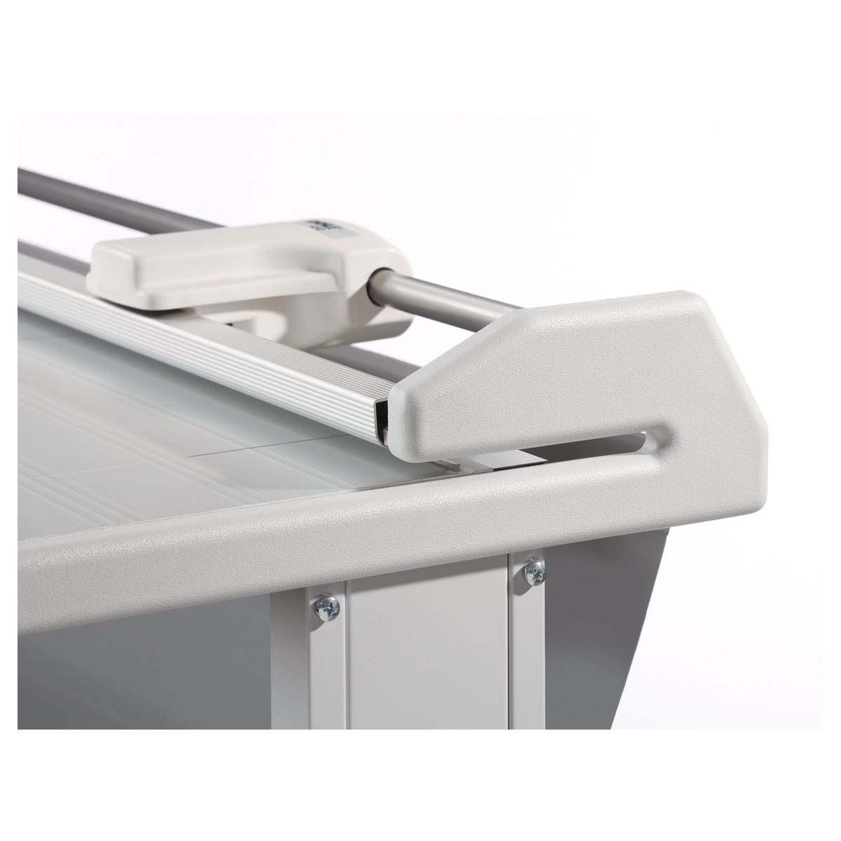 La table en aluminium anodisé de la coupeuse de plans Dahle 450.