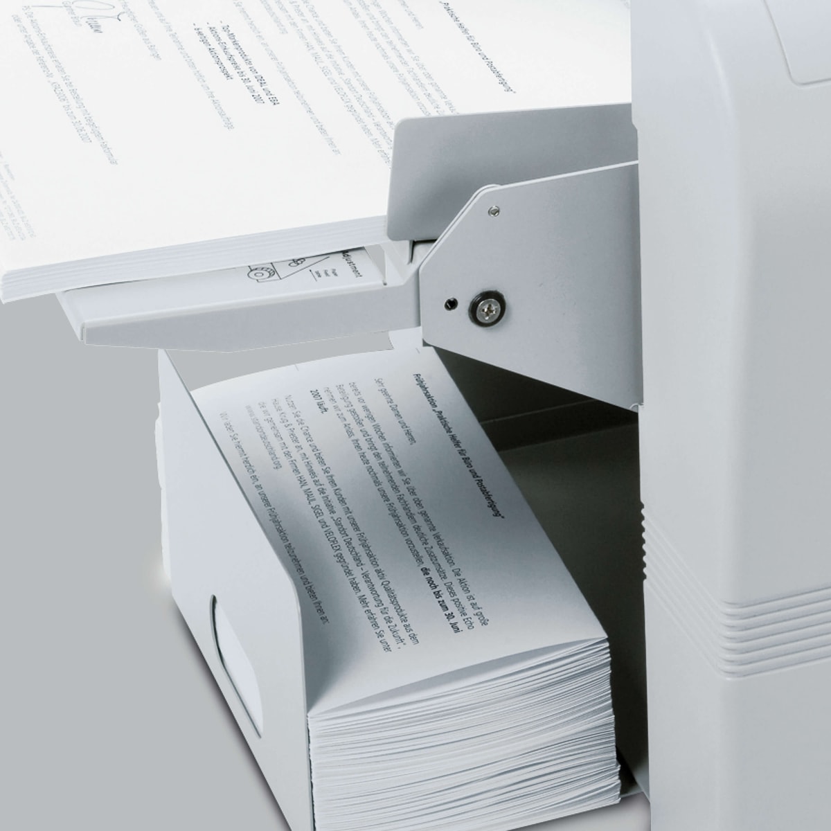 Plateau de réception plieuse de documents 8324 IDEAL rempli de lettres pliées