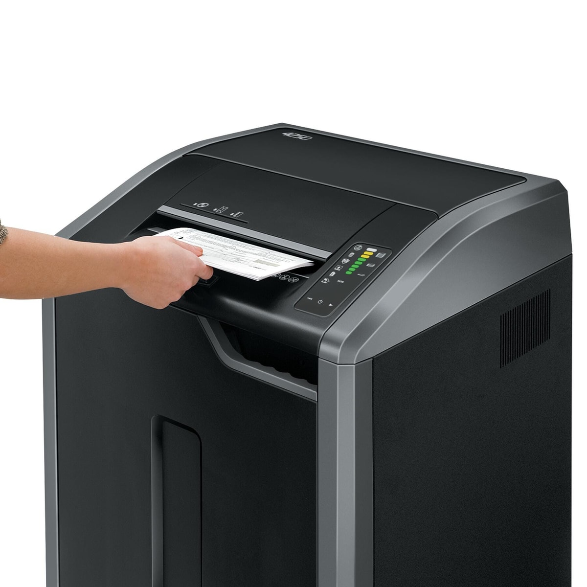 Feuilles introduites dans la fente du destructeur FELLOWES Powershred 425Ci
