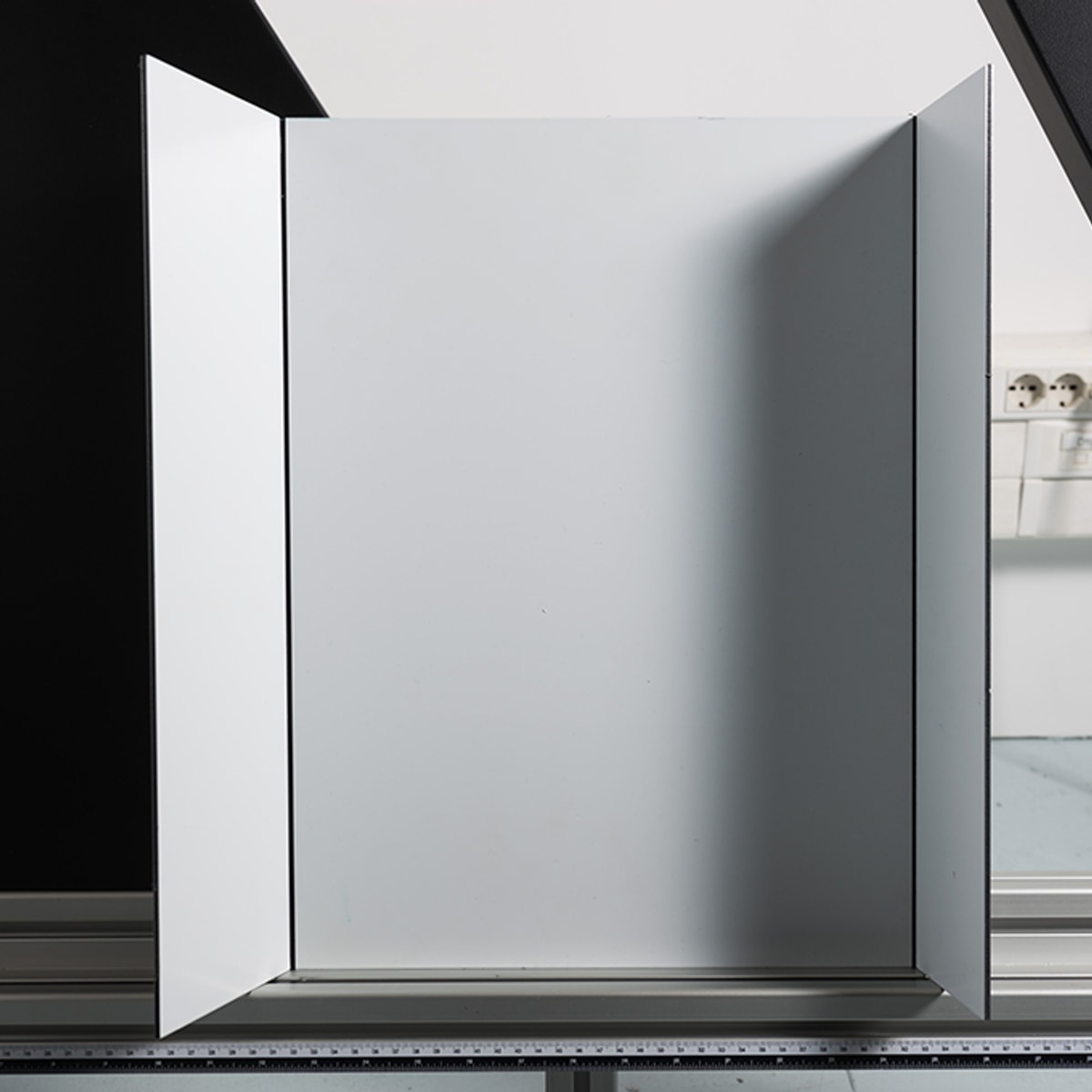Un panneau de Dibond plié après un rainage en V de la coupeuse verticale électrique Sword ELS 210 NEOLT