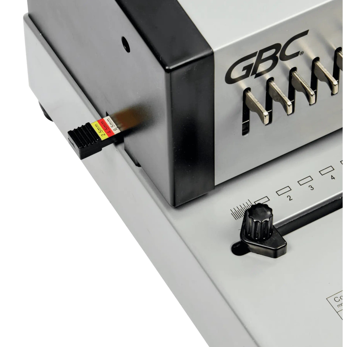 Côté gauche de la perforelieuse GBC CB25E Pro, avec le bouton noir de réglage de la marge.