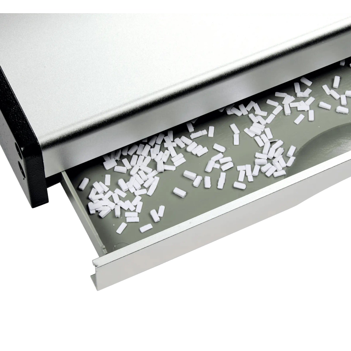 Bac à confettis de la perforelieuse électrique GBC CB30E Pro, rempli après perforation.