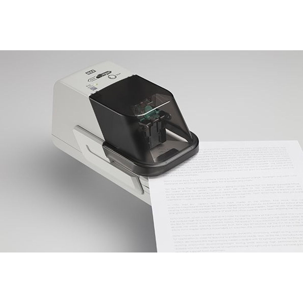 Agrafage en coin d'un document avec l'agrafeuse électrique professionnelle MAX EH-70F II.