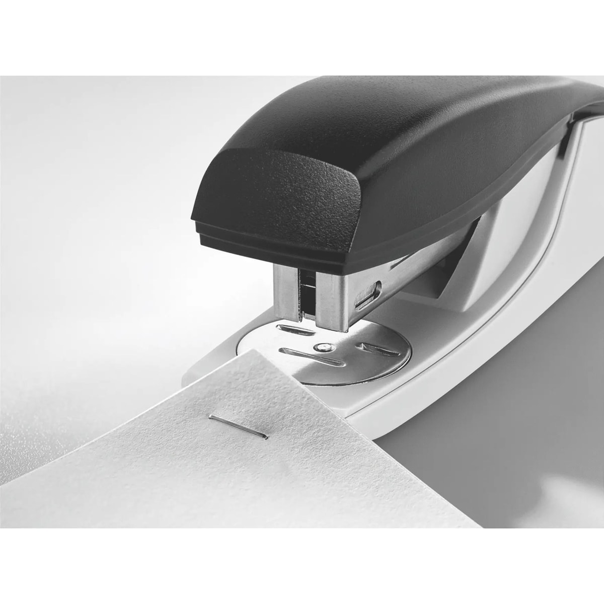 Tête de l'agrafeuse de bureau LEITZ NeXXt 5501 bleue qui agrafe le coin d'une feuille.