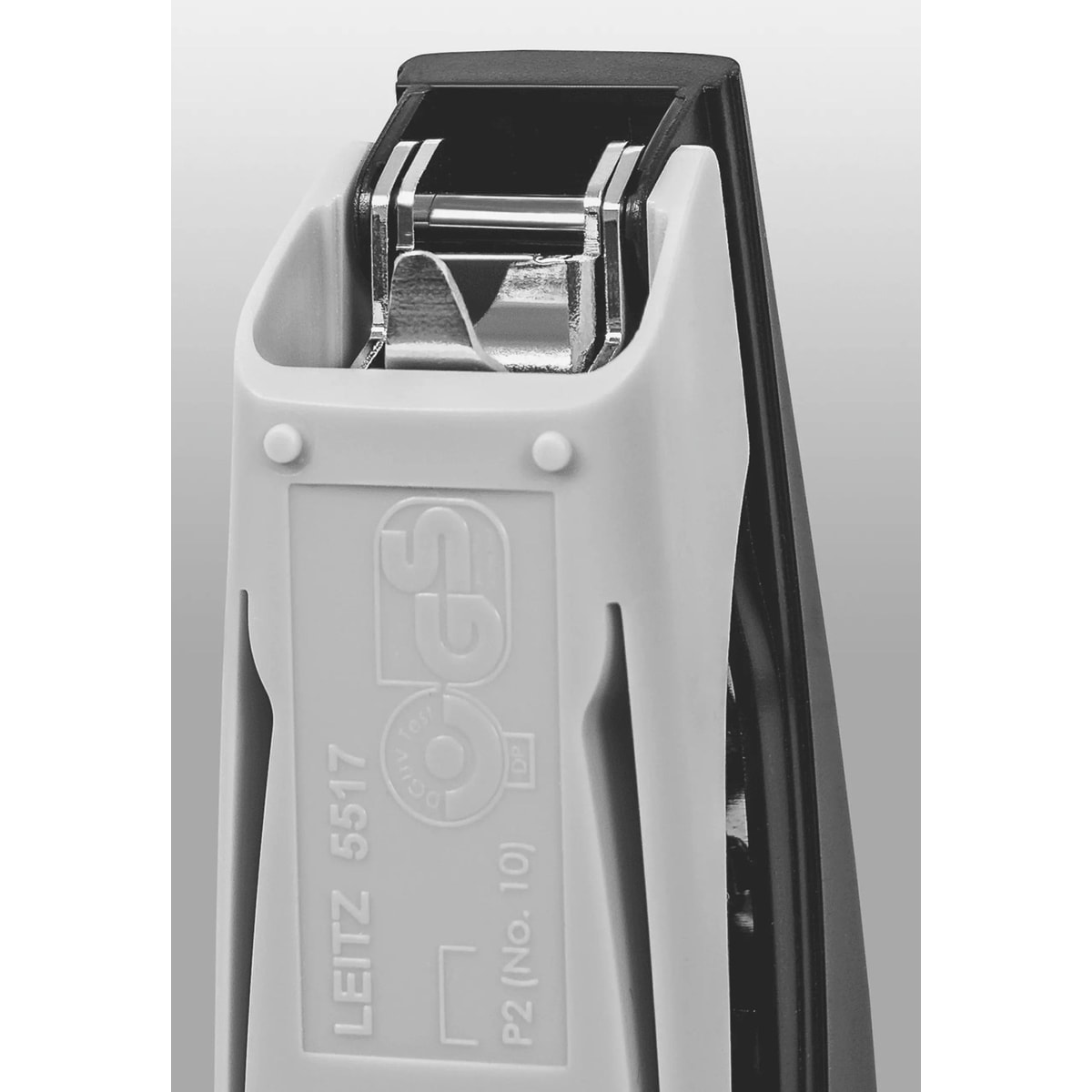 Dessous de la mini agrafeuse LEITZ NeXXt 5517 bleue, avec son ôte-agrafes intégré.