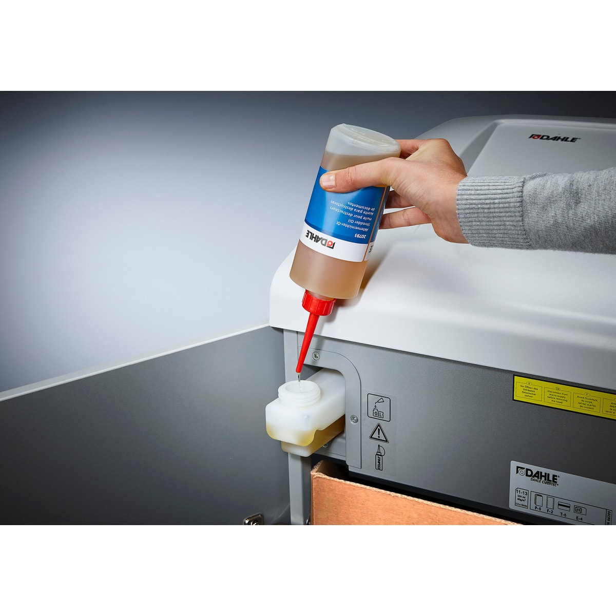 Remplissage du réservoir d'huile du destructeur DAHLE 610air Professional
