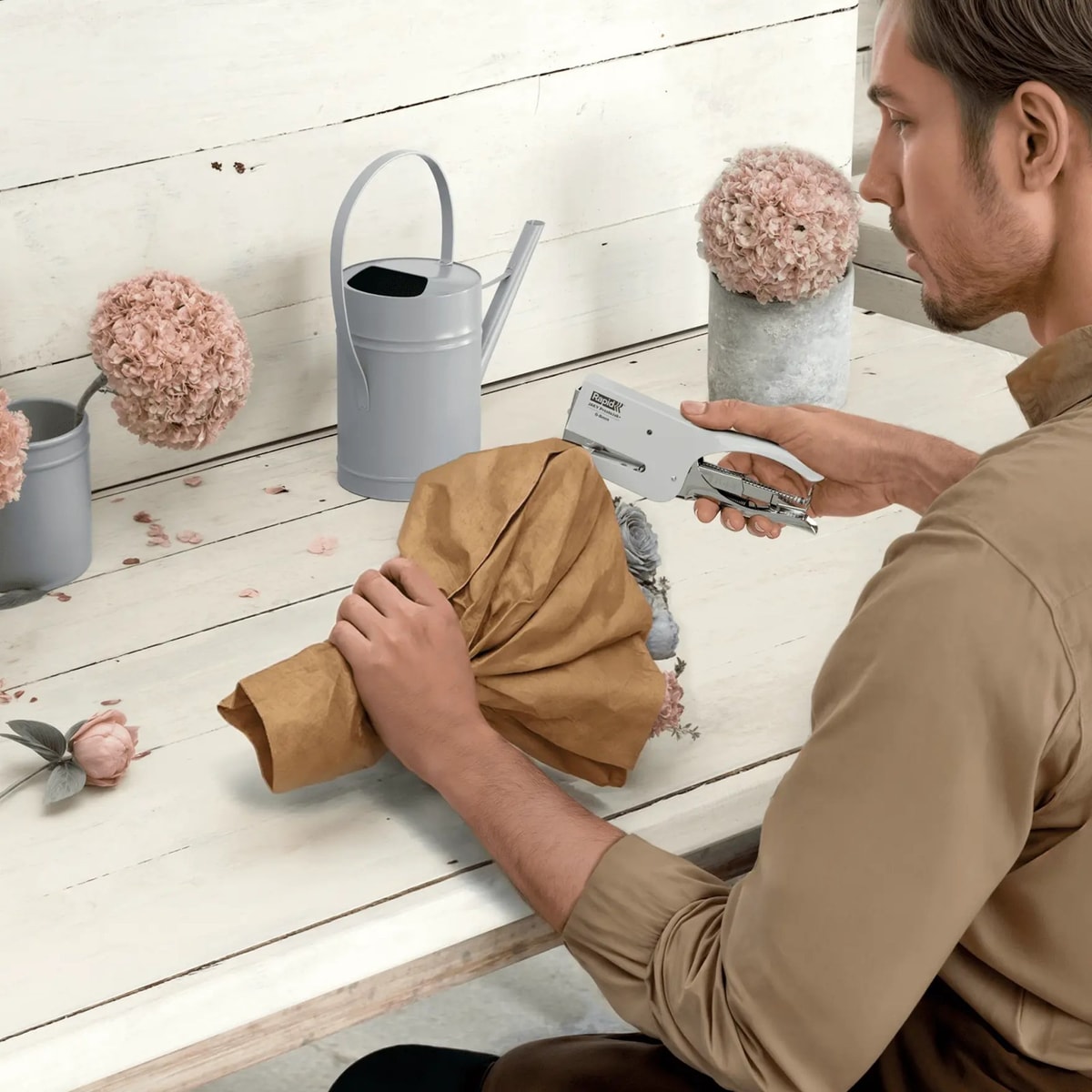 Papier d'emballage de fleurs agrafé avec la pince agrafeuse RAPID Classic Jaky PrestoJak blanche.