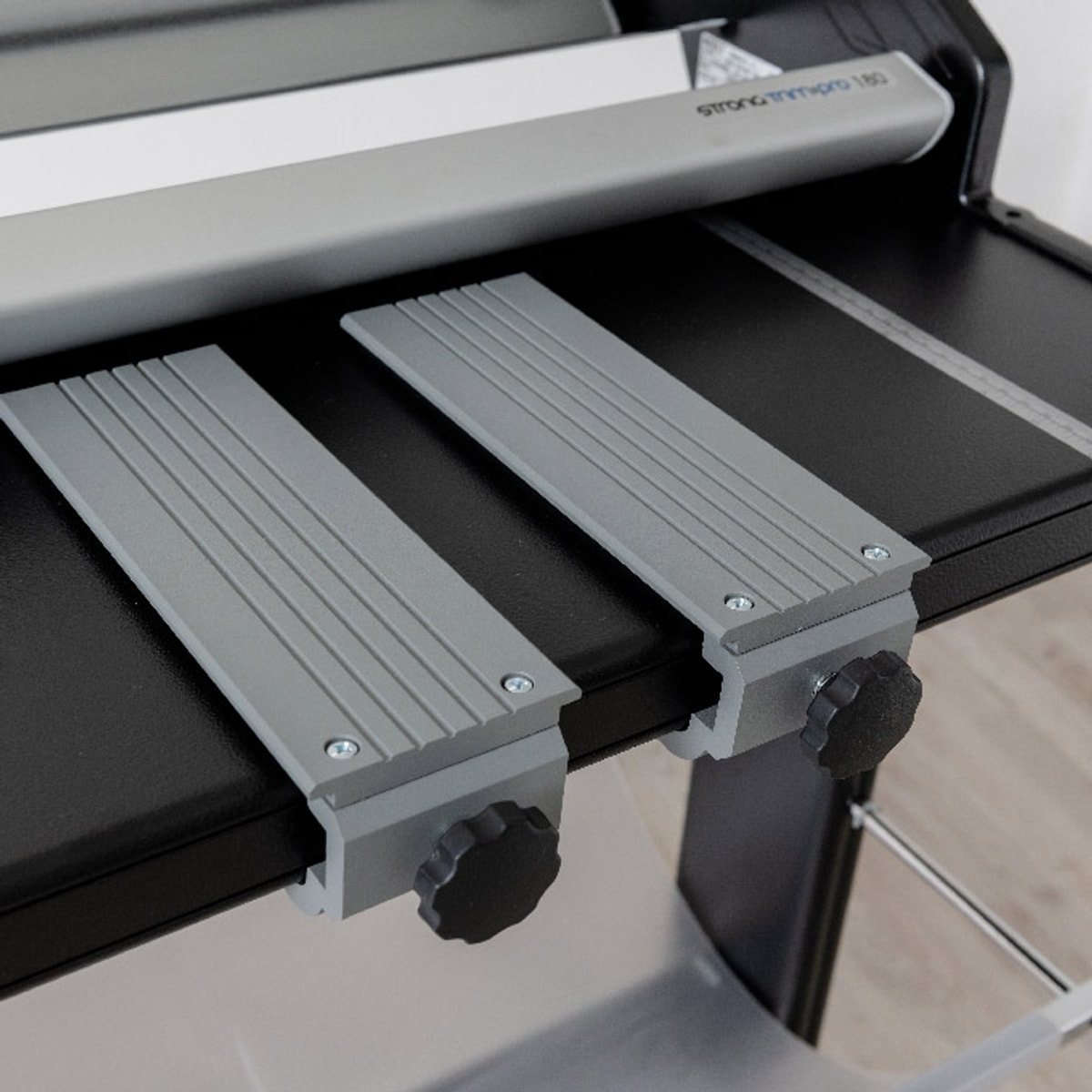 Les équerres de maintien en aluminium sur la table
