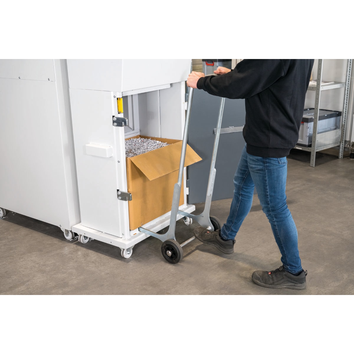 Balle de papier compressé évacuée avec le chariot d'éjection de la combinaison HSM Powerline SP 4040 V