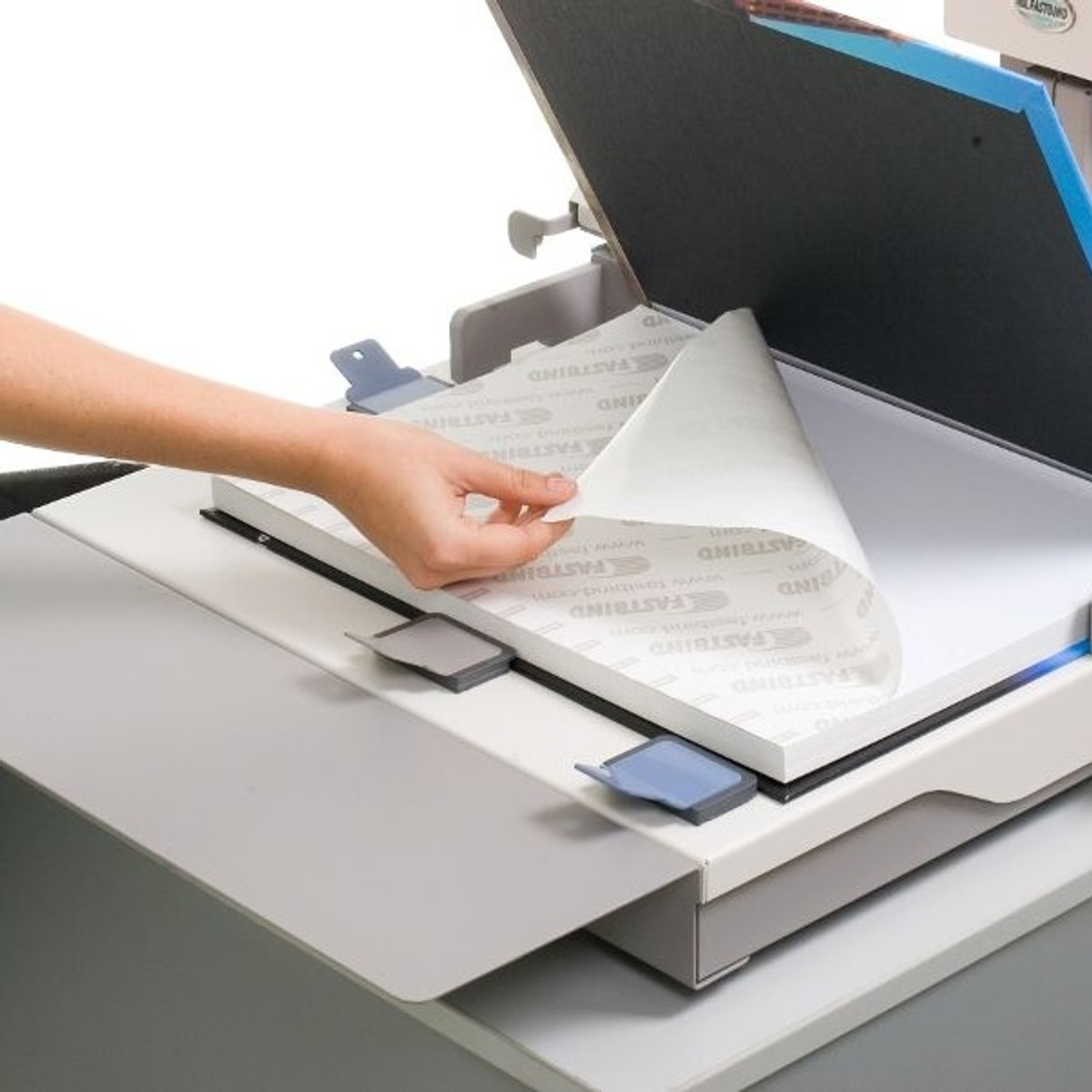 Feuille de montage adhésive décollée avant la pose de la page suivante.