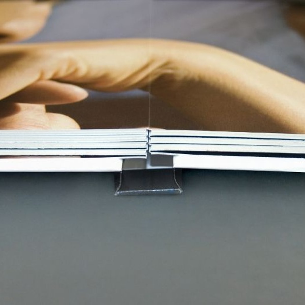 Album FotoMount ouvert à plat, jonction des pages sans perte d'image.