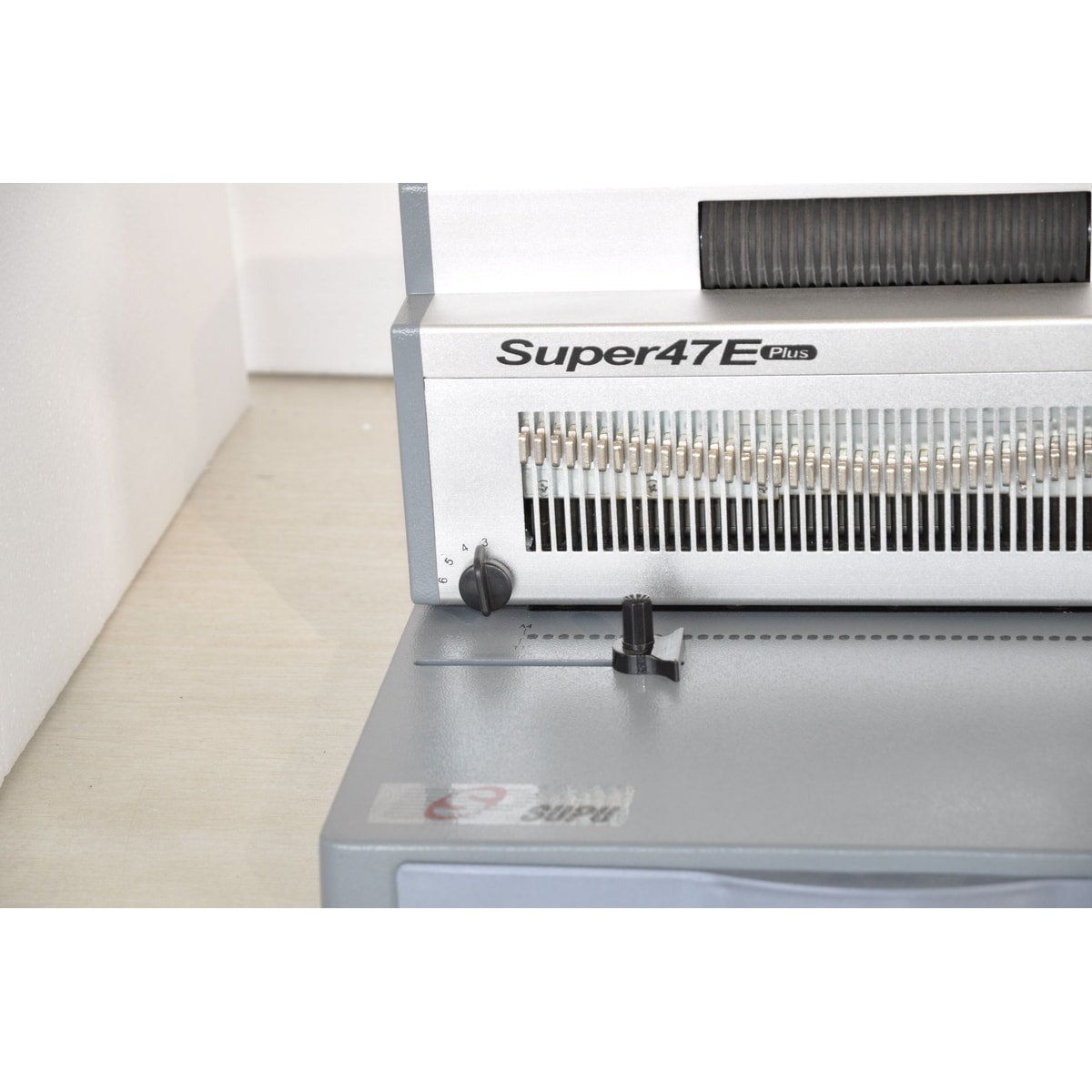 Rangée de poinçons et butée latérale du perforelieur FALCON K SUPER47E