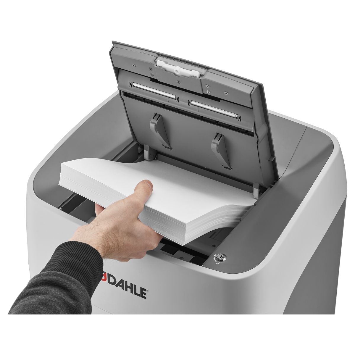 Pile de papier posée dans le chargeur du destructeur DAHLE ShredMATIC 300 P-5