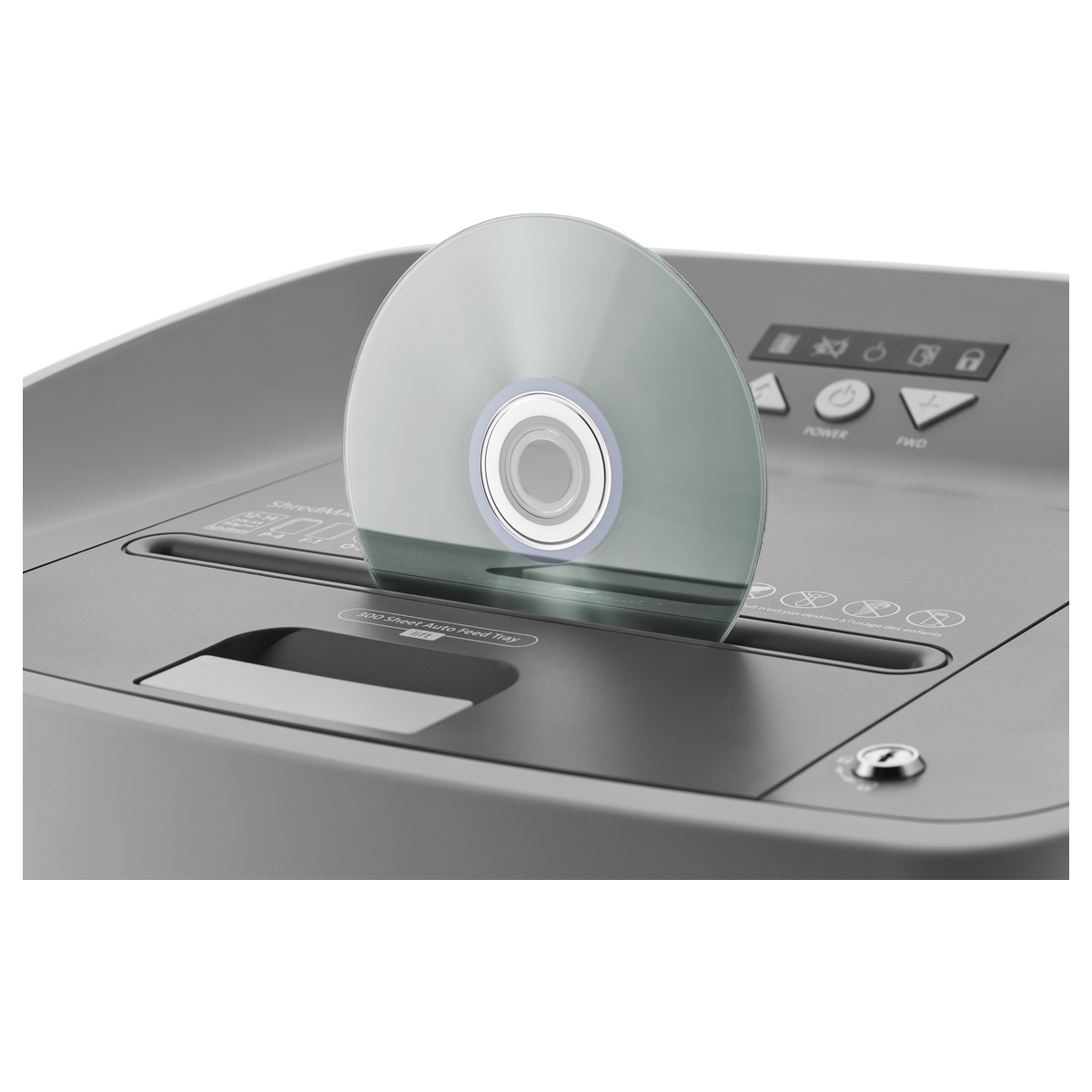 CD introduit dans la fente du destructeur DAHLE ShredMATIC 300 P-4