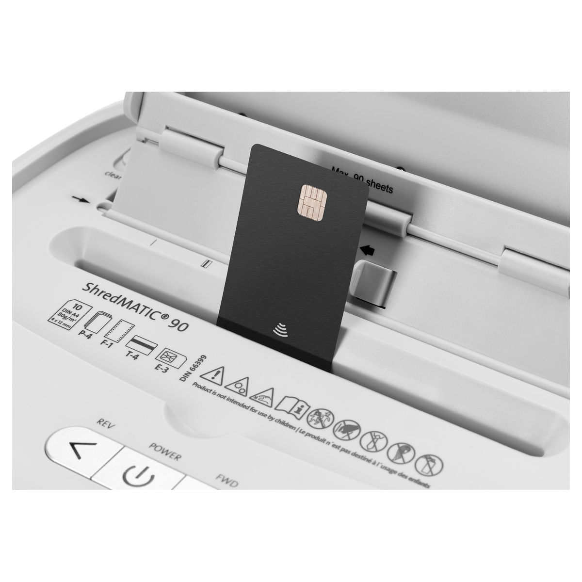 Carte introduite dans la fente manuelle du destructeur DAHLE ShredMATIC 90