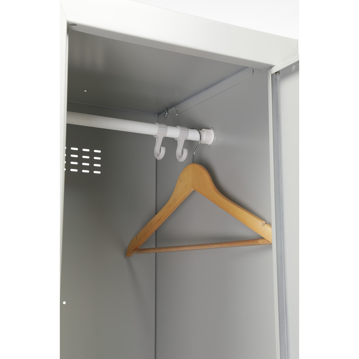 Tringle à vêtements, patères et aérations d'un compartiment du vestiaire Phoenix PL1230