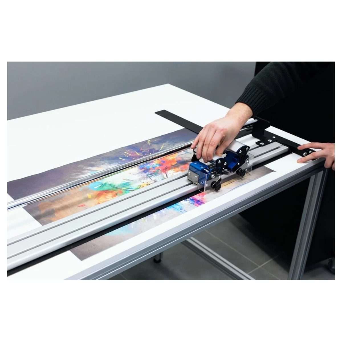 Une coupe sur table avec le rail fixé