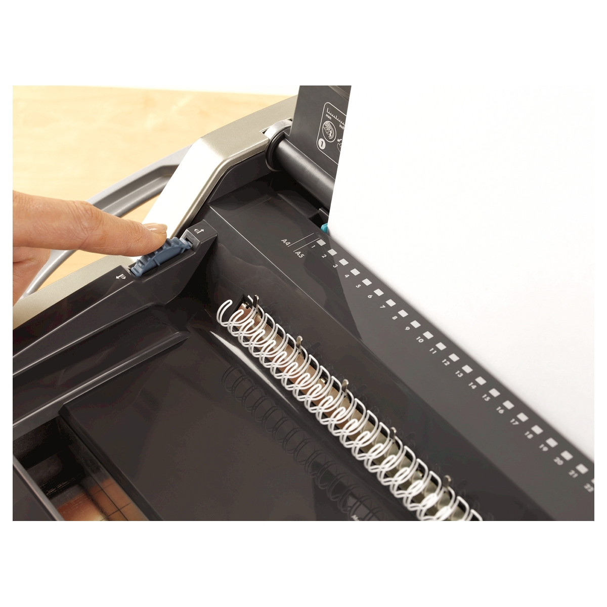 La gouttière de fermeture des anneaux métalliques FELLOWES Galaxy-E Wire