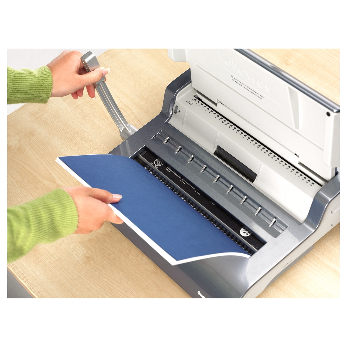 La perforation d'un document à la barre transversale, FELLOWES Quasar Wire