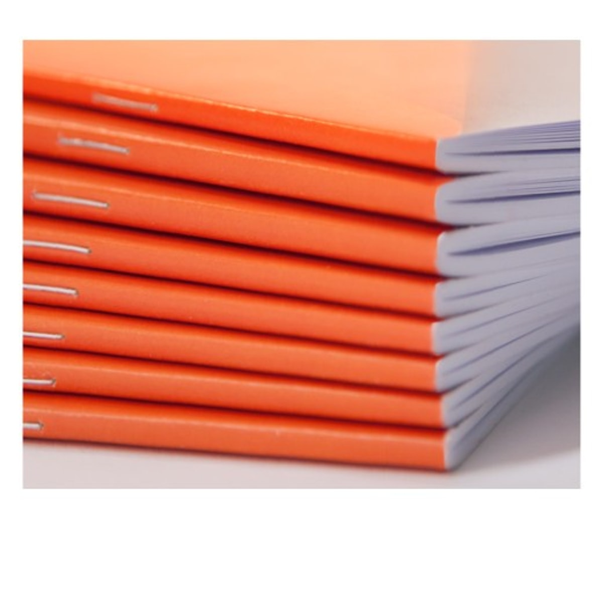 Brochures à dos carré empilées, réalisées à la plieuse-agrafeuse SUPERFAX SF-500EU SRA3