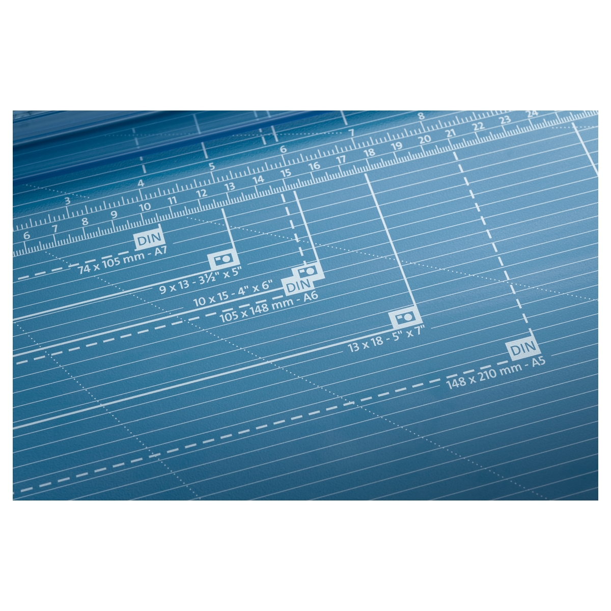 Les lignes des formats A4, A5 et A6 tracées sur la table de la rogneuse Dahle 550.