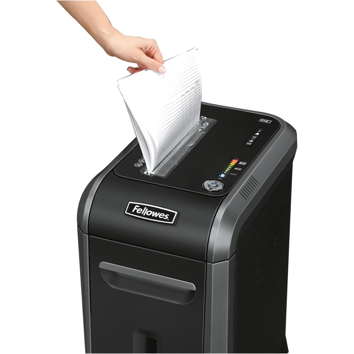 Feuilles introduites dans la fente du destructeur FELLOWES Powershred 99Ci
