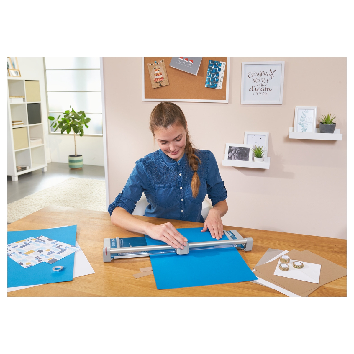 La rogneuse Dahle 508 sur une table de travaux créatifs.