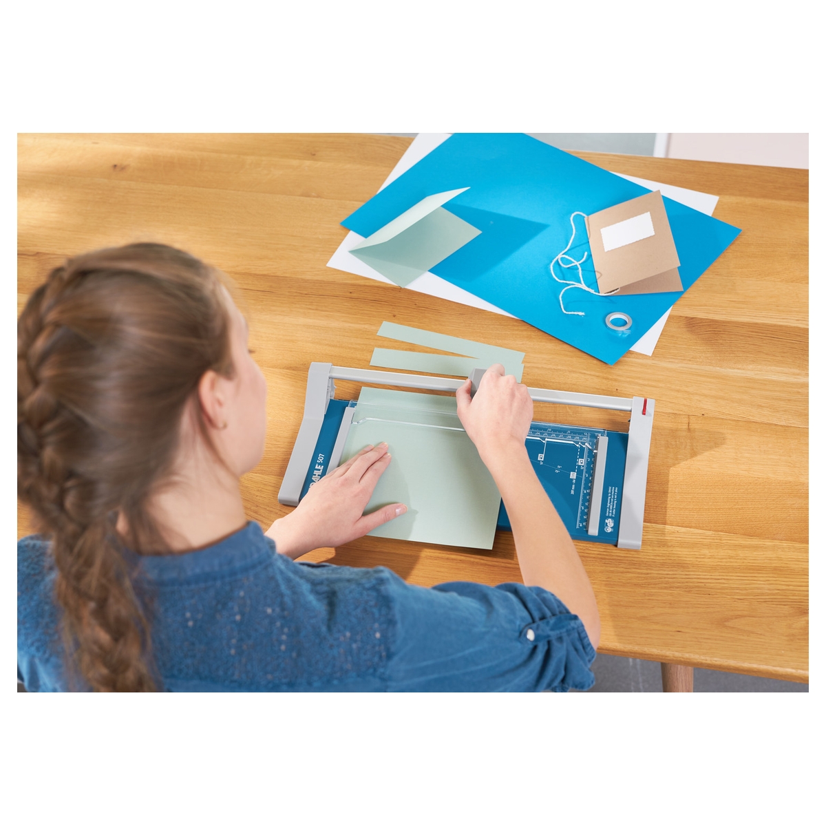 La rogneuse Dahle 507 sur une table de travaux créatifs.