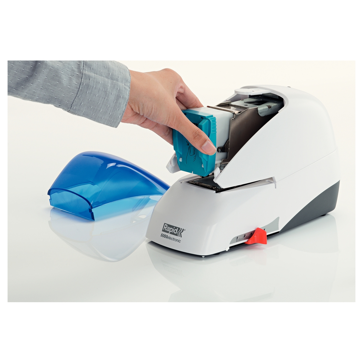 Chargement de la cassette de 5 000 agrafes dans l'agrafeuse électrique RAPID Supreme 5050E blanche et bleue.