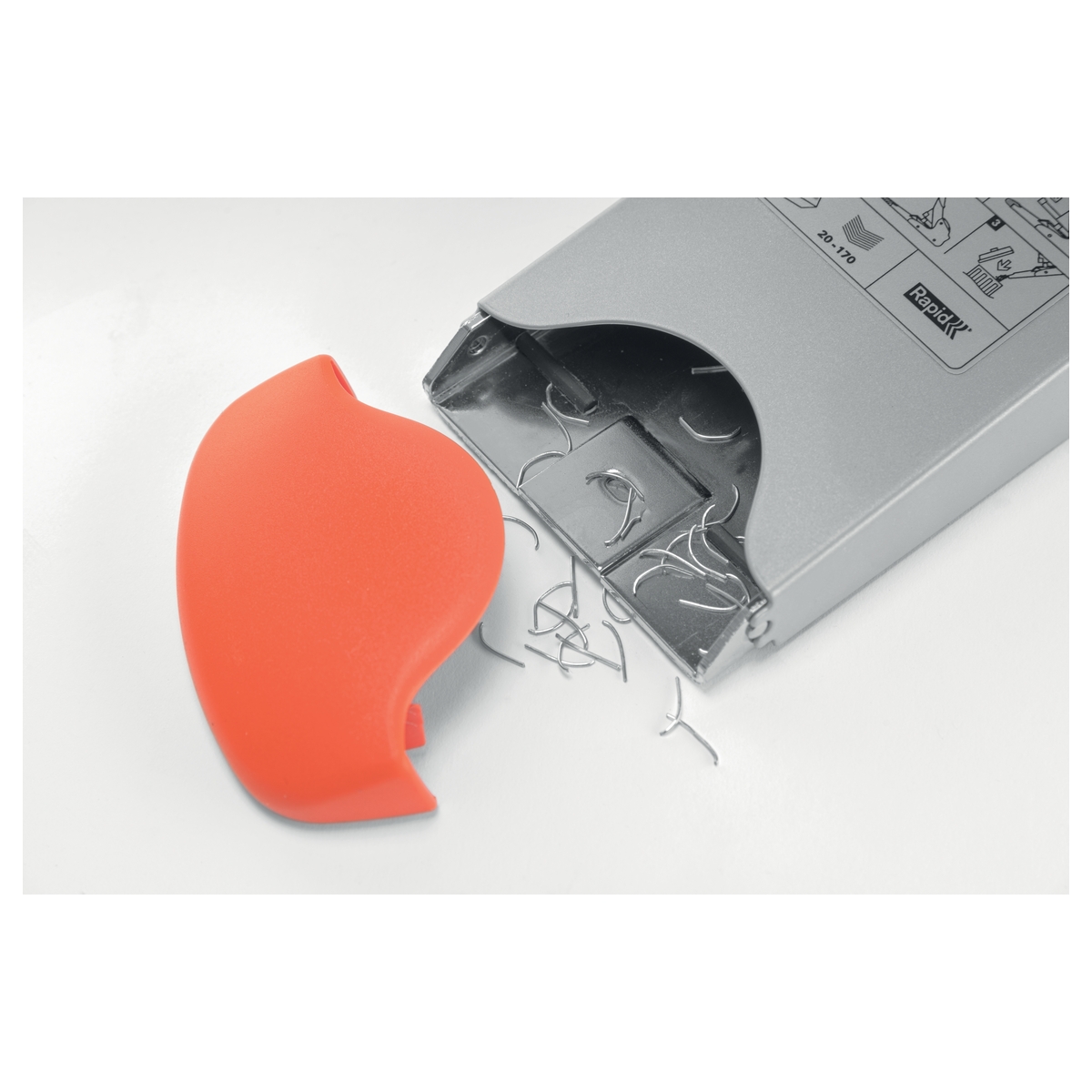 Réceptacle à chutes d'agrafes sous le capot orange de l'agrafeuse grande capacité RAPID Duax.