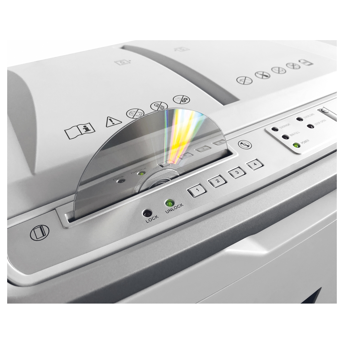 CD introduit dans l'ouverture dédiée du destructeur IDEAL Shredcat 8285 CC 4 x 10 mm