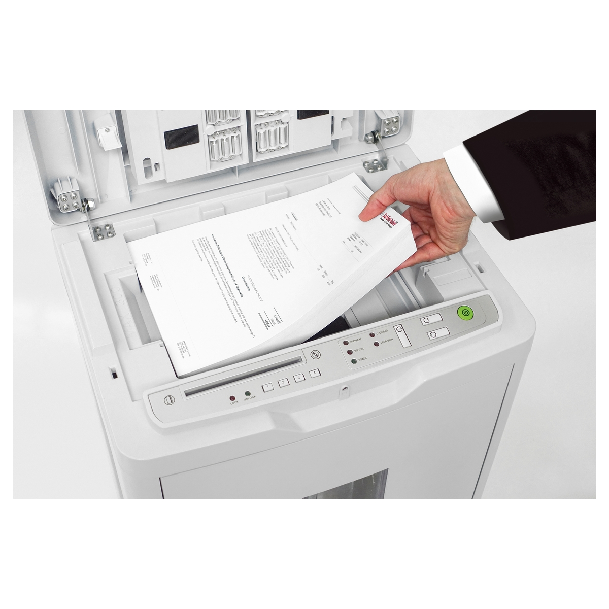 Pile de feuilles posée dans le chargeur du destructeur IDEAL Shredcat 8285 CC 4 x 10 mm