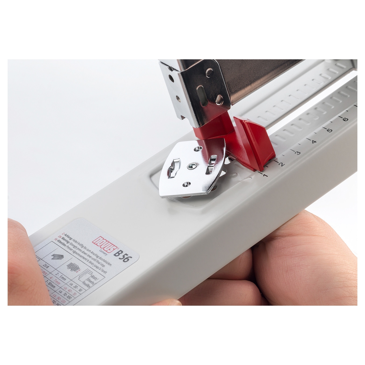 Enclume réversible de l'agrafeuse grande capacité NOVUS B 50, tournée à la main.