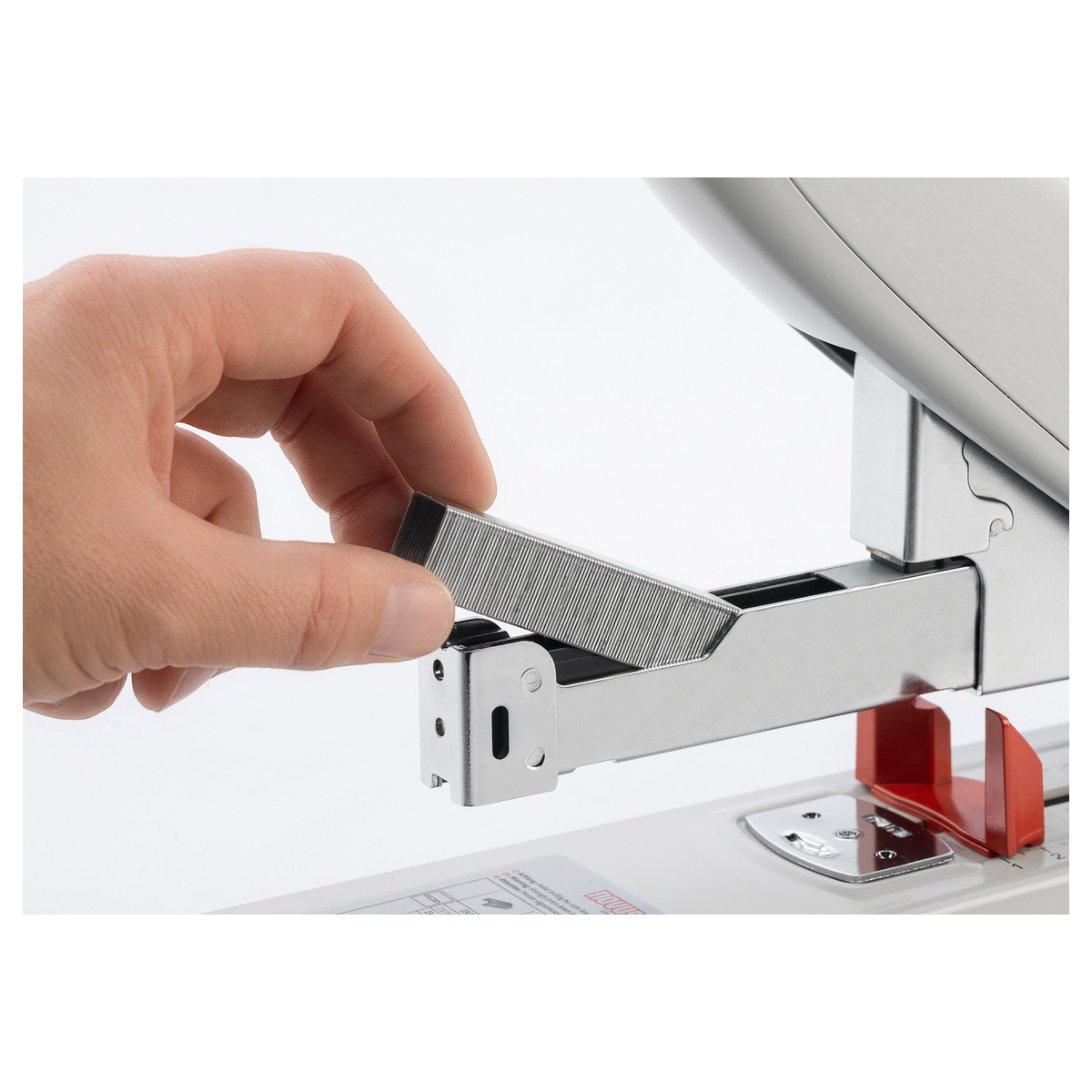 Chargement d'une barrette d'agrafes dans l'agrafeuse grande capacité NOVUS B 50.
