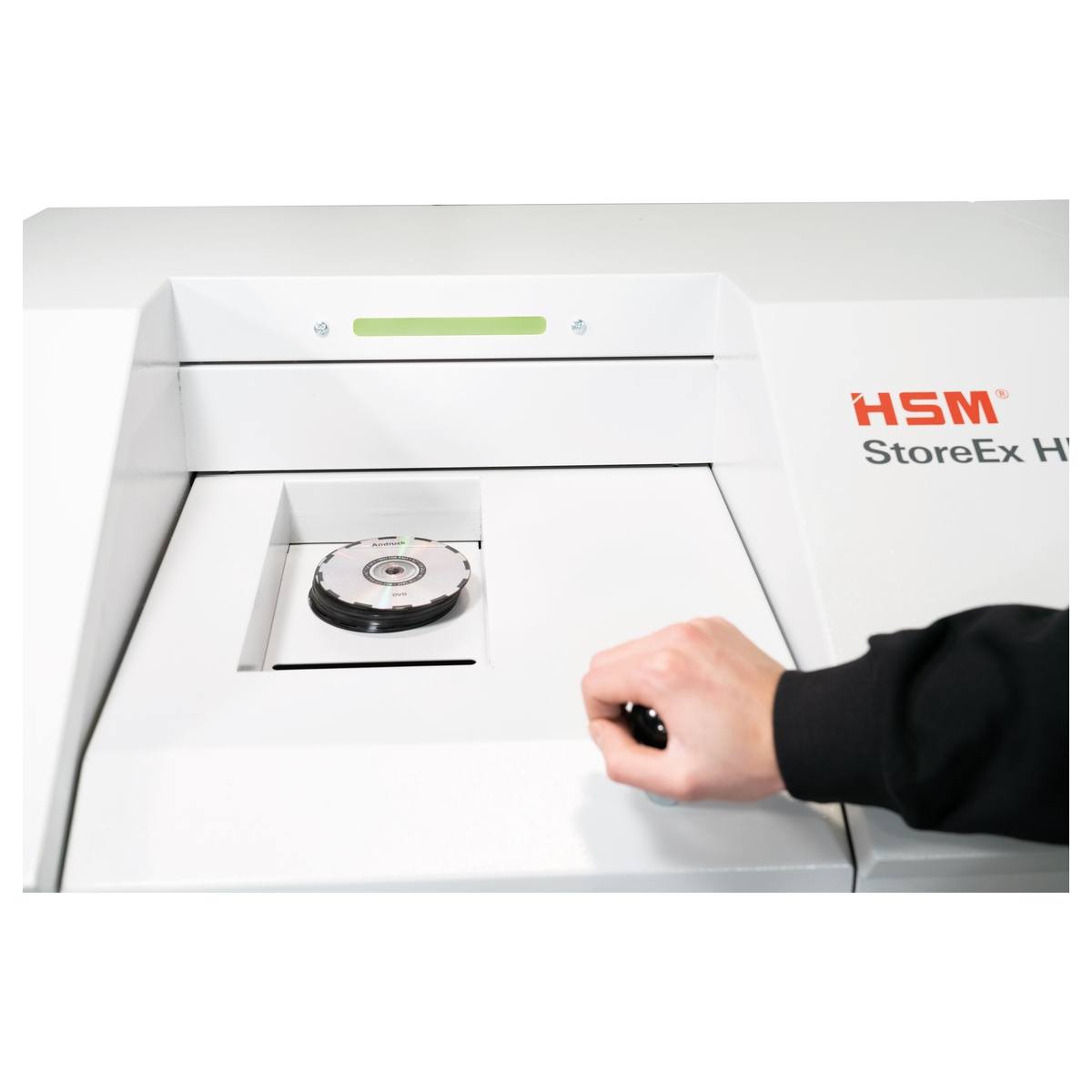 CD introduit dans l'ouverture du Destructeur de médias HSM StoreEx HDS 230 20 x 40-50 mm avec bande d'évacuation