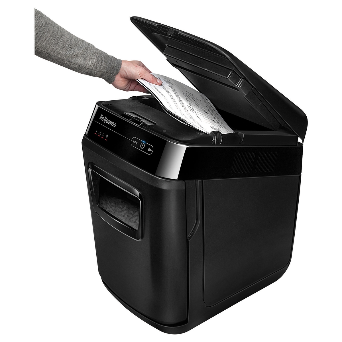 Pile de feuilles posée dans le chargeur du destructeur FELLOWES AutoMax 200M, couvercle levé
