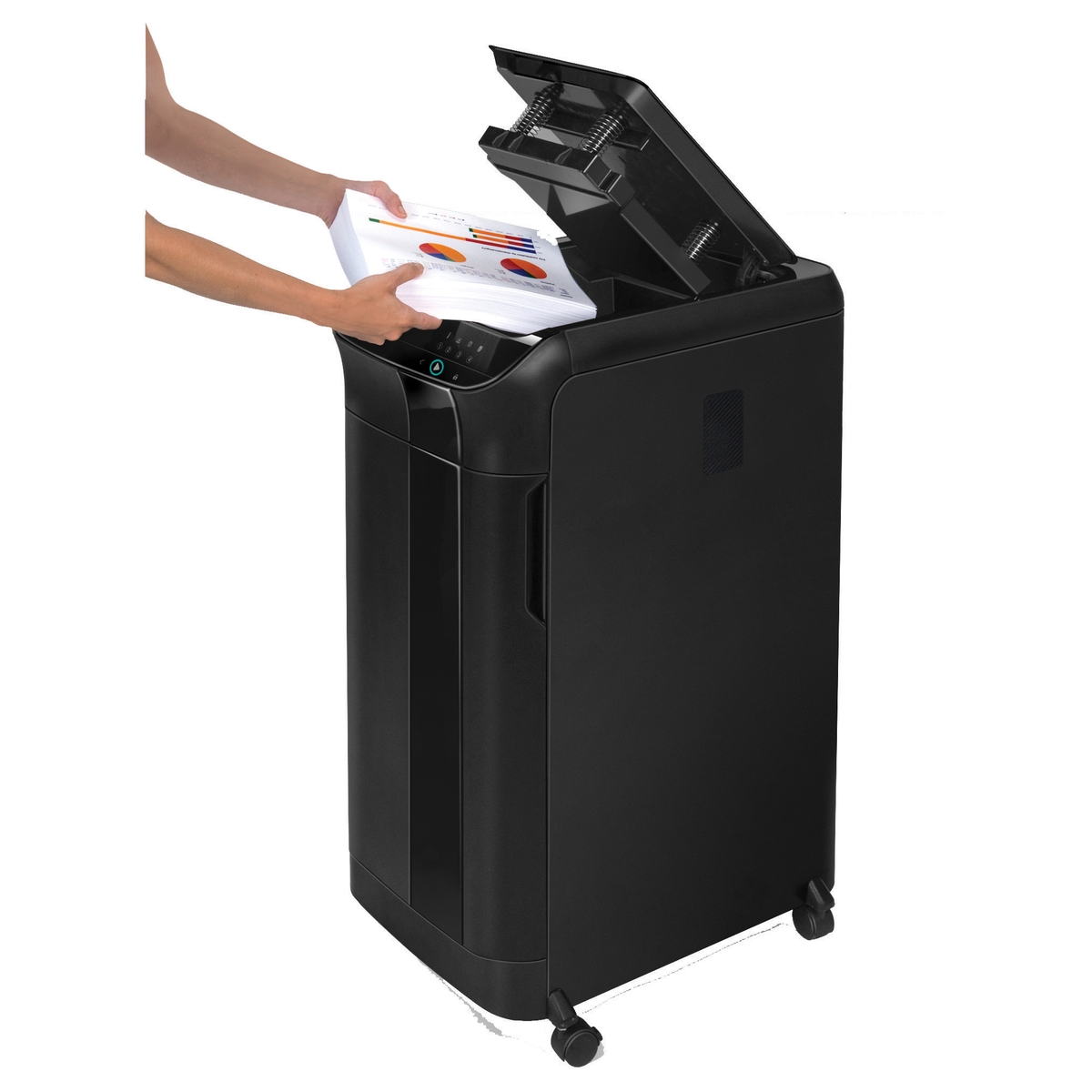 Pile de feuilles chargée dans le destructeur FELLOWES AutoMax 600M