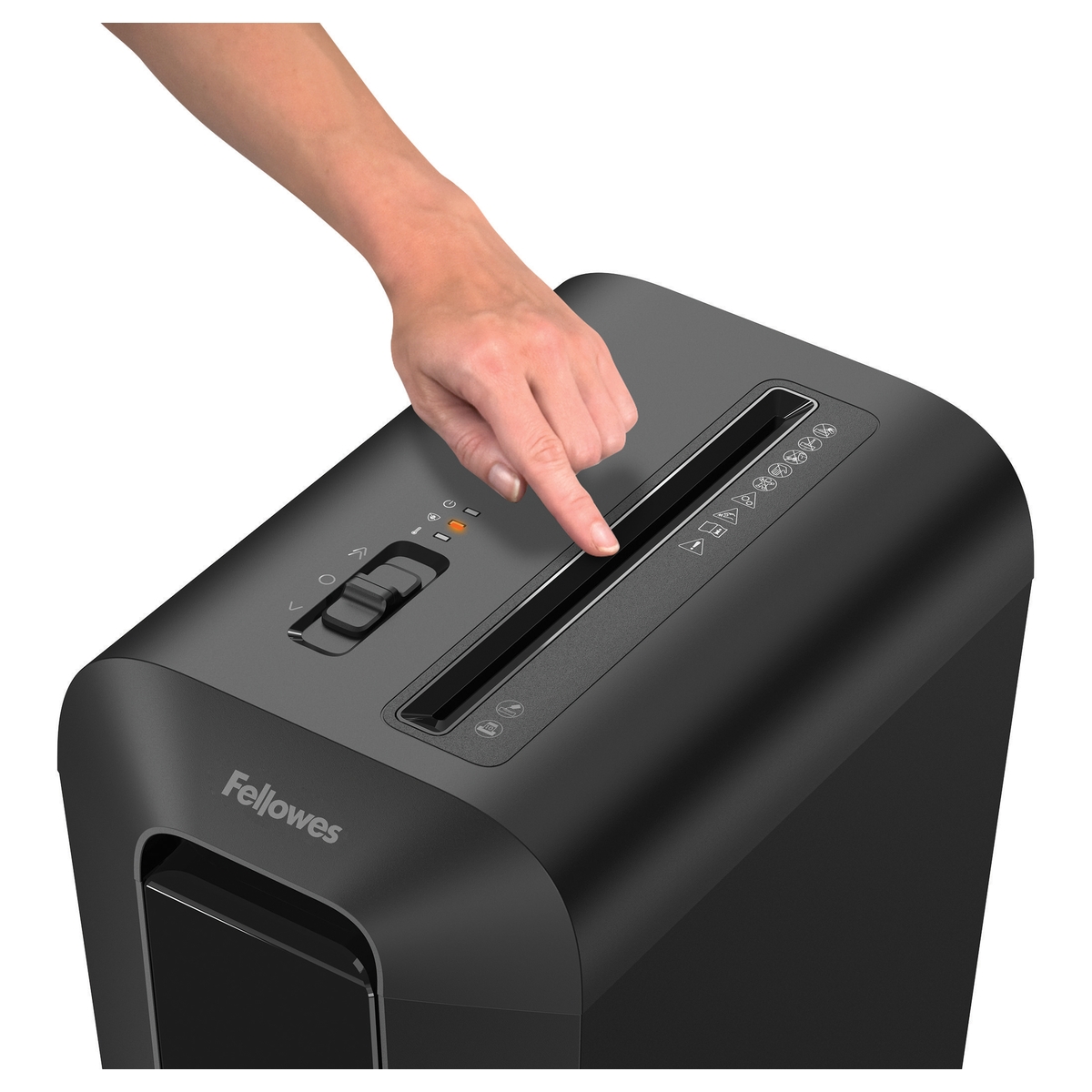 Main près de la fente du destructeur FELLOWES Powershred LX65