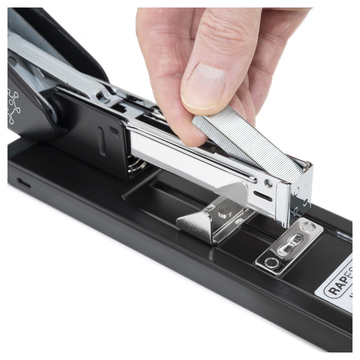 Chargement des agrafes par le dessus dans l'agrafeuse grande capacité RAPESCO ECO HD-100 noire.