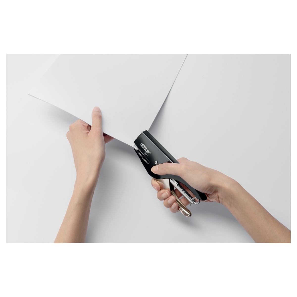 Agrafage d'une feuille avec la pince agrafeuse RAPID S51 Black Magic.