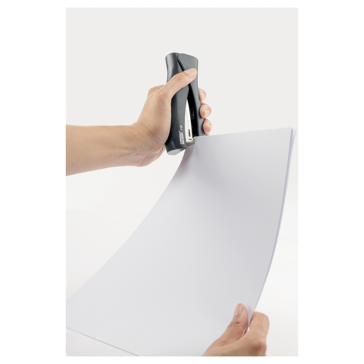 Agrafage d'une feuille avec l'agrafeuse de bureau verticale RAPID Ultimate StandUp F20 bleu titanium.
