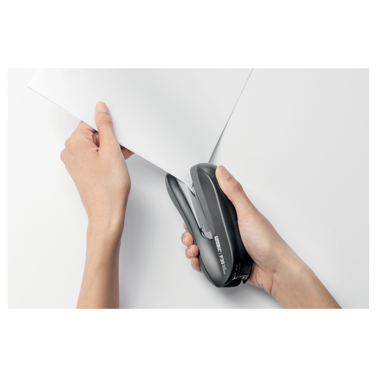 Agrafage d'une feuille avec l'agrafeuse de bureau à plat RAPID Fashion F30 noire.