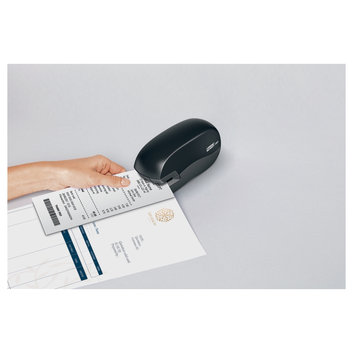 Document glissé dans l'agrafeuse électrique RAPID Fixativ 10BX bleue pour un agrafage sans contact.