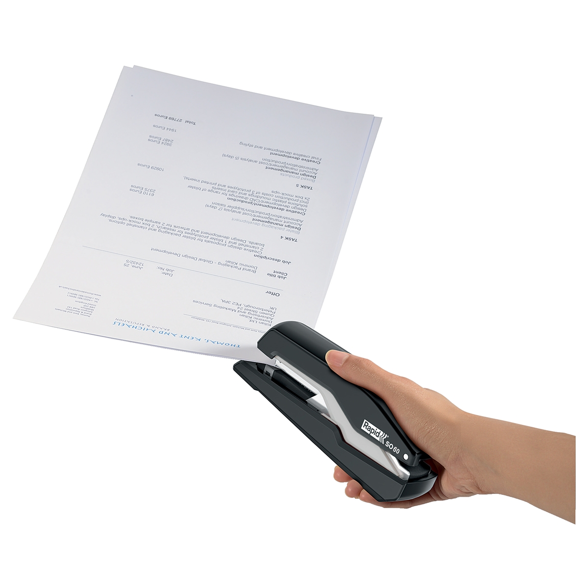 Agrafage d'un document tenu dans la main avec une agrafeuse de bureau Rapid Supreme.