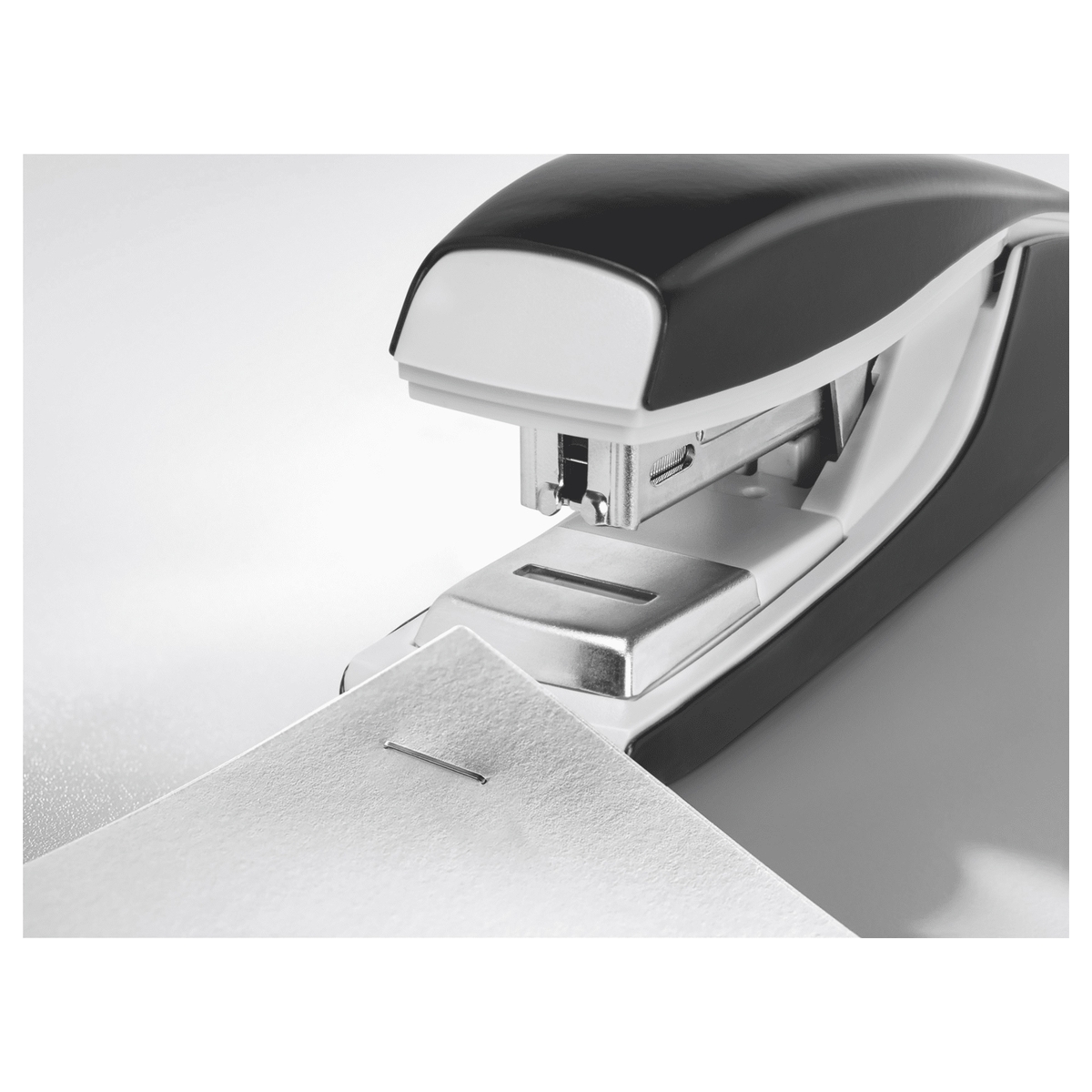 Agrafage à plat d'une feuille avec l'agrafeuse de bureau LEITZ NeXXt 5523 bleue.