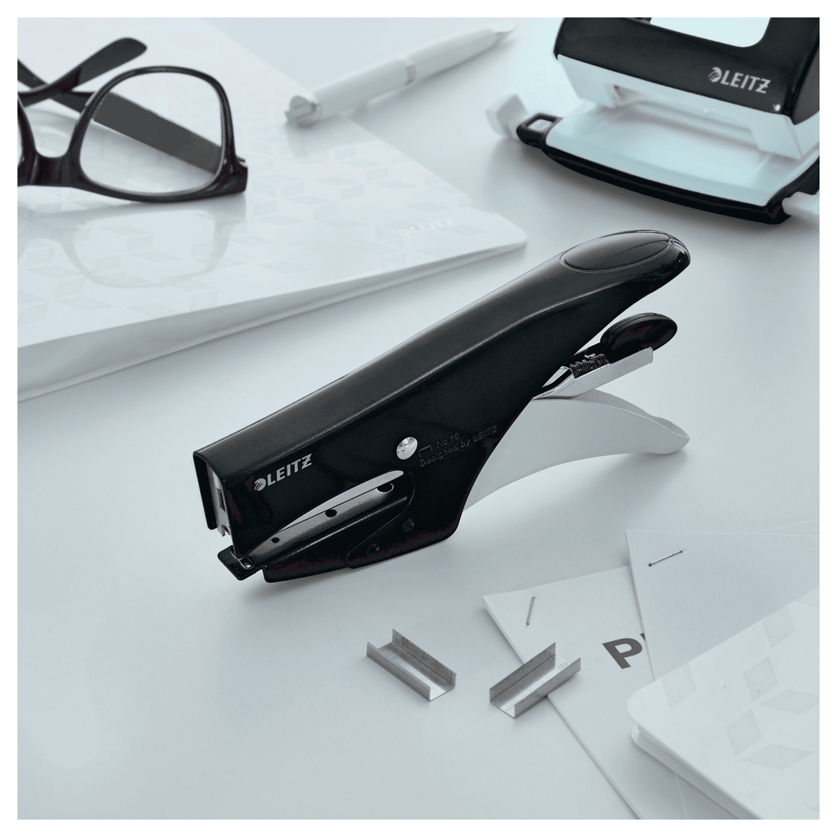 Pince agrafeuse LEITZ WOW 5531 violette sur un bureau, avec ses agrafes.
