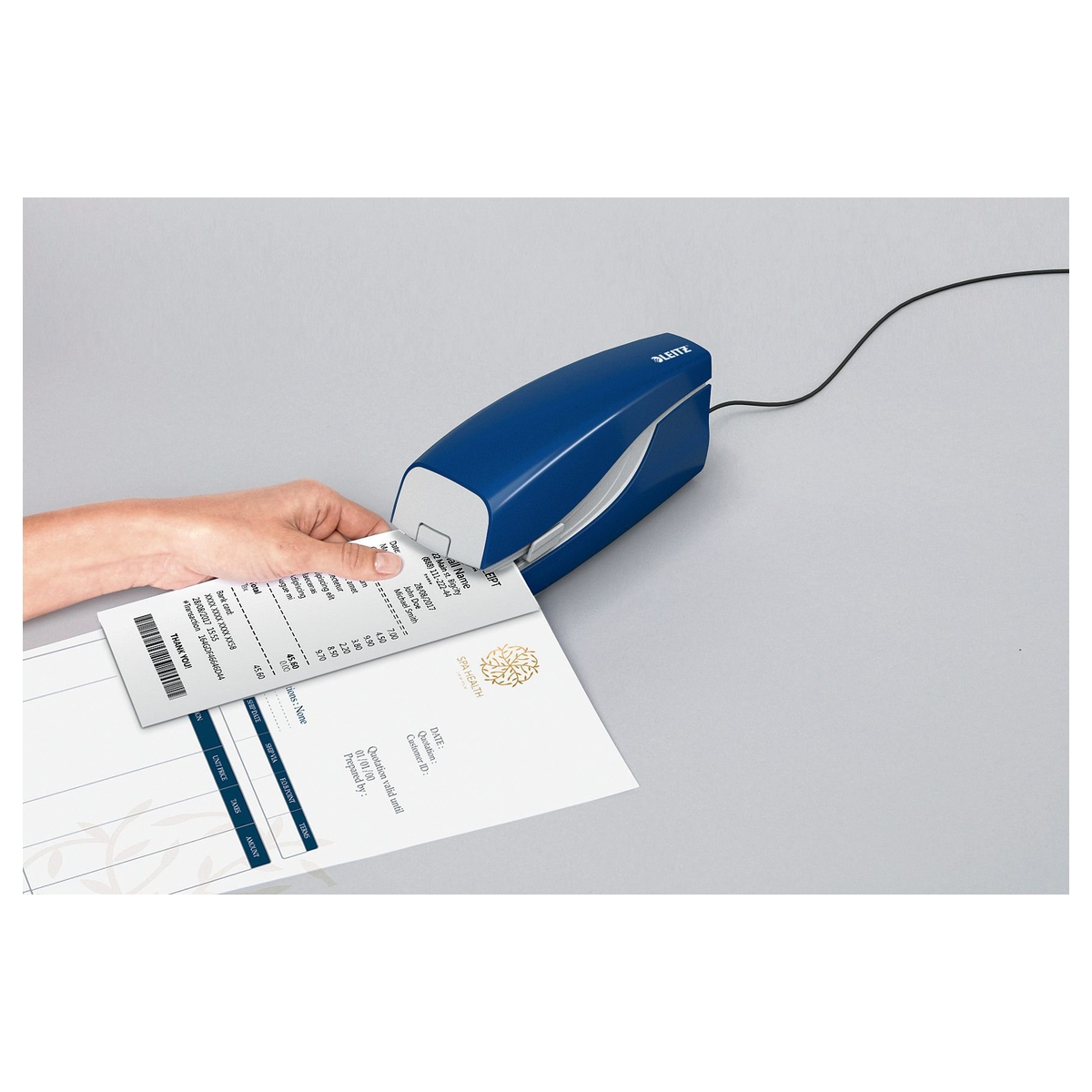 Liasse glissée dans l'agrafeuse électrique LEITZ NeXXt 5533 blanche pour un agrafage sans contact.