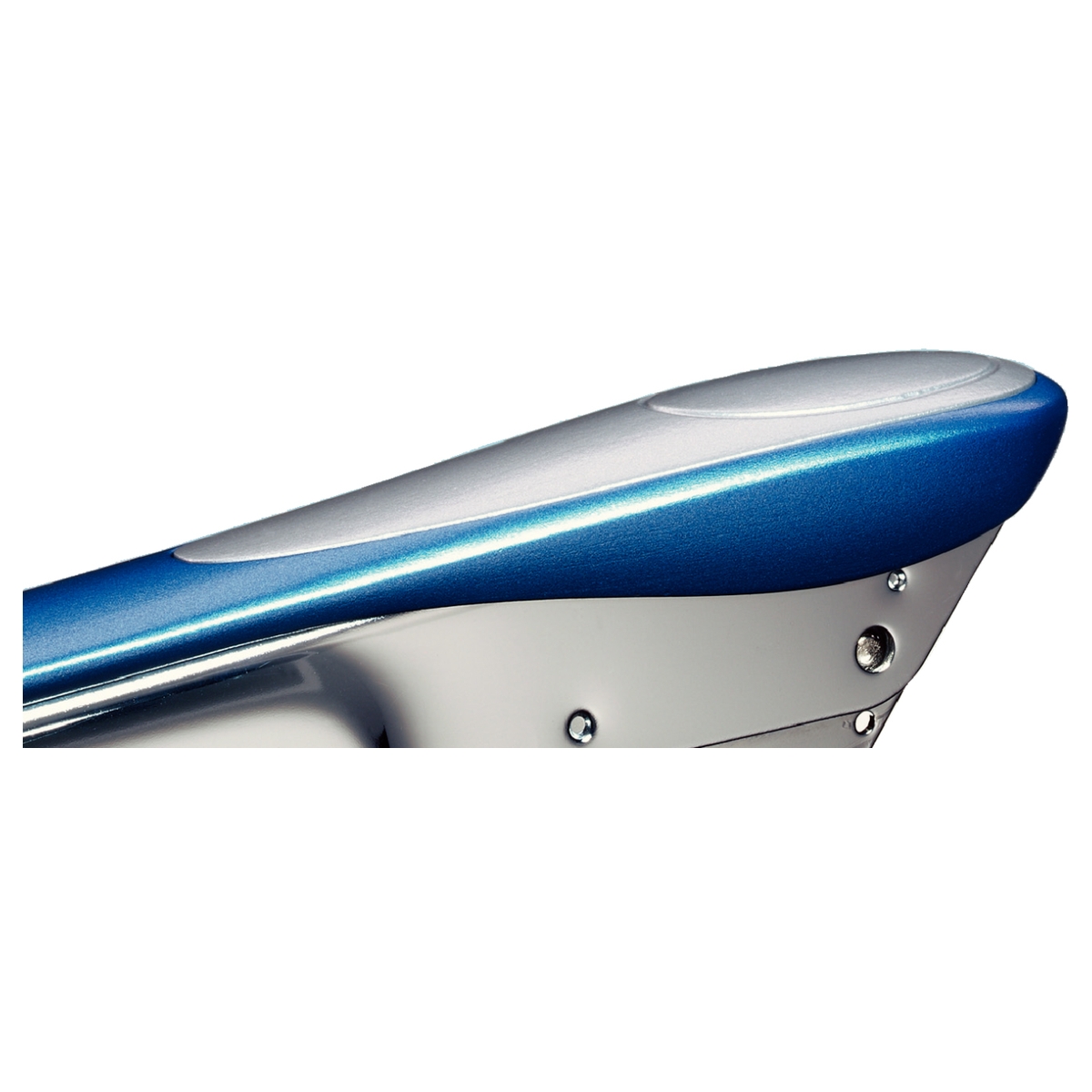 Dessus bleu métallisé de la pince agrafeuse LEITZ 5545 bleu foncé métallique.