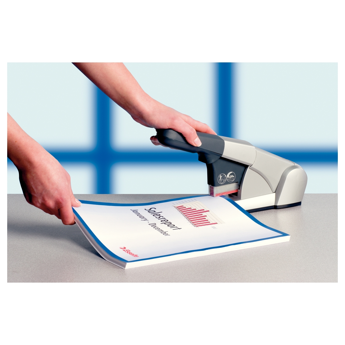 Agrafage d'un document avec l'agrafeuse grande capacité LEITZ Heavy Duty 5551.